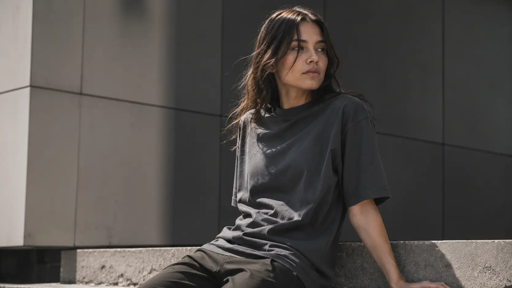 Mujer usando camiseta oversized personalizada con acabado textil profesional