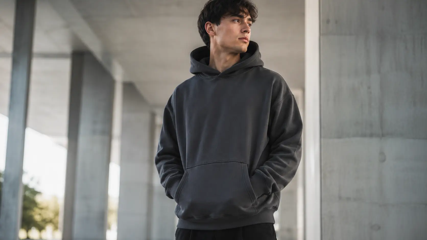 Hombre usando hoodie premium personalizado fabricado por empresa de confección textil